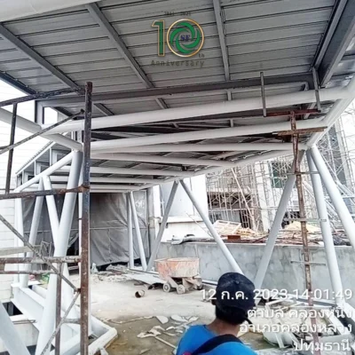 พ่นโฟมใต้หลังคาสะพานลอยม.ธรรมศาสตร์