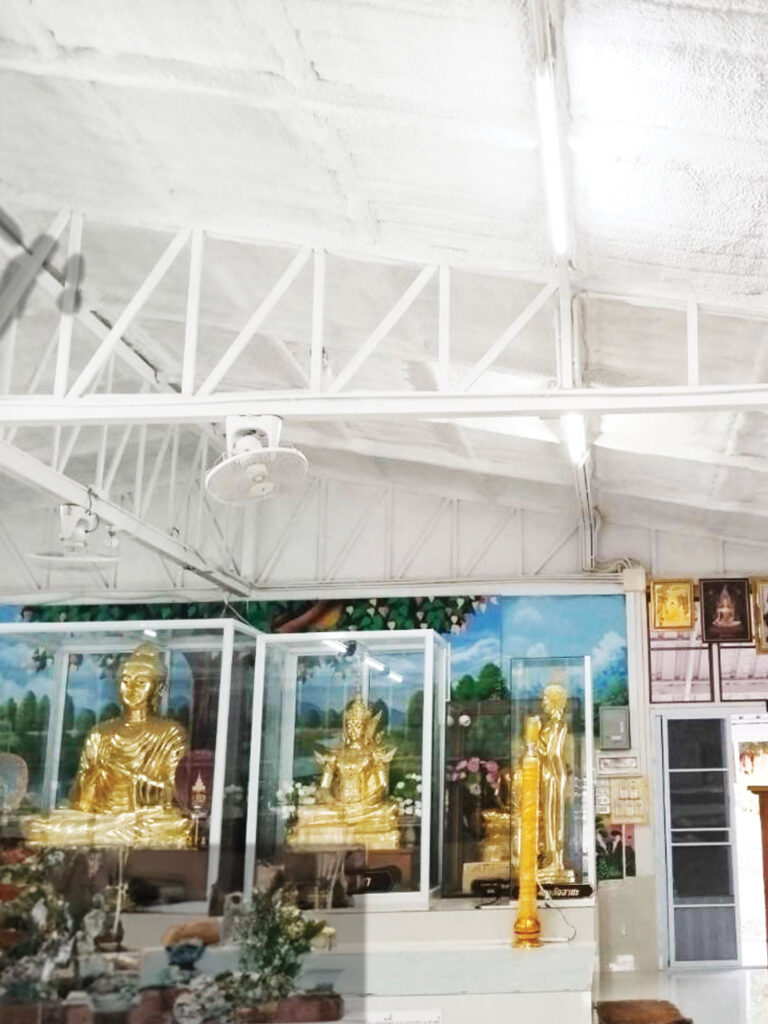 งานบุญCSRพ่นโฟมฉนวนกันร้อนใต้หลังคาวัด